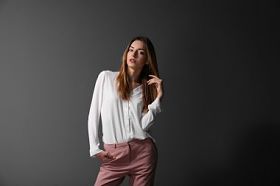 美丽的年轻女子，穿着衬衫