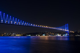 博斯普鲁斯海峡大桥的夜景