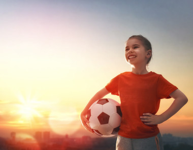 孩子踢足球.圖片