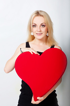 大心的女孩图片