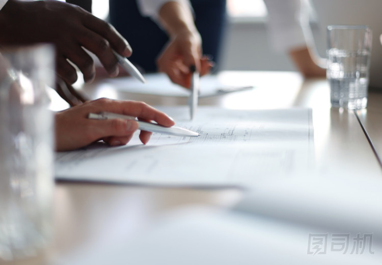 分析財務(wù)數(shù)據(jù)的業(yè)務(wù)顧問