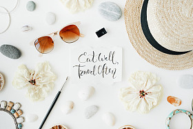 女性的配件和干燥的白色郁金香