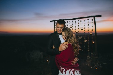 一個年輕的新娘和新郎的剪影圖片