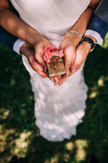 結(jié)婚戒指在手的包裝盒