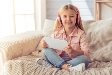 可爱的小女孩在家