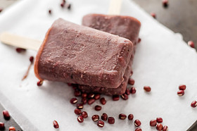冷冻的赤豆豆类冰棒照片