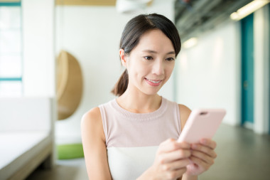 女人在咖啡館中使用手機(jī)