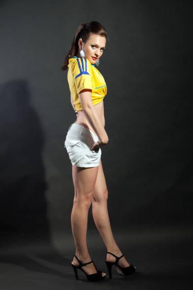 漂亮的模型擺在烏克蘭足球新澤西在工作室