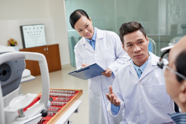 眼科醫(yī)生與病人交談圖片