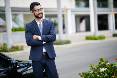 站在車的快樂企業(yè)家