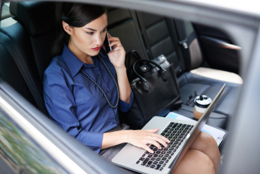 典雅尊貴的商務(wù)女士坐在車(chē)