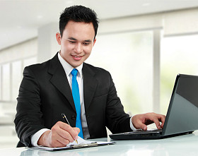 工作的年轻商业男子图片