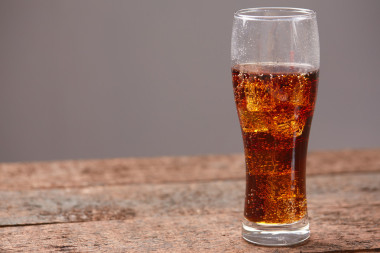 與玻璃中的可樂威士忌圖片