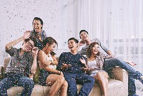 在家里玩的朋友聚会图片