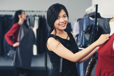 選擇衣服的越南裔女子 照片