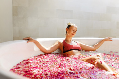 女人在花浴在天 Spa 沙龍