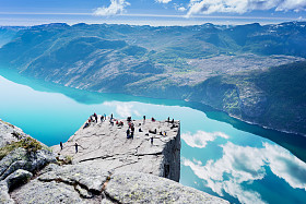 在峡湾 Lysefjord 悬崖 Preikestolen