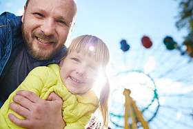 快乐的人，带着女儿