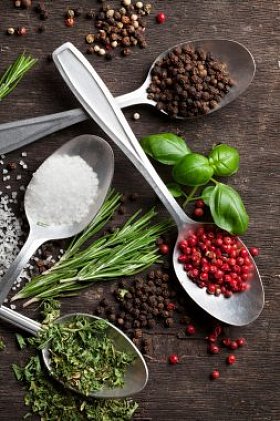 木桌上的香草和香料