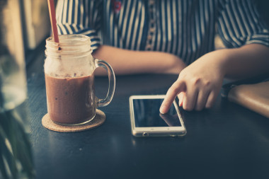 使用智能手機(jī)的年輕女子