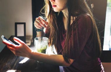 女人喝飲料圖片