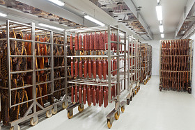 新鲜的传统香肠准备在熏的干燥