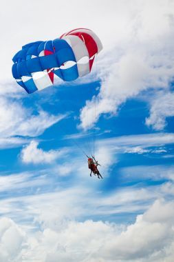 多云的藍(lán)天下傘