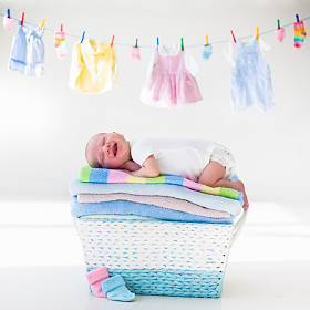 刚出生的婴儿在篮子里用毛巾