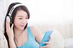 女人享受音乐图片