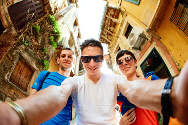 老城里游客的圖片