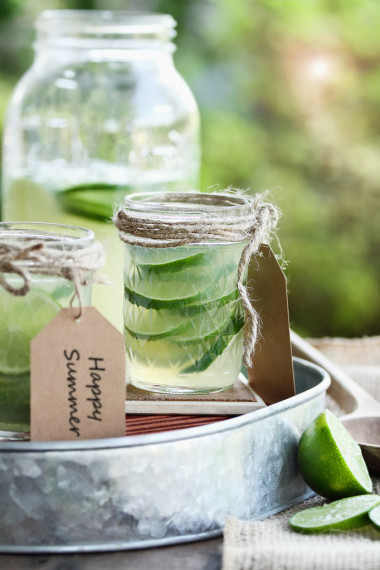 在梅森罐子里的酸橙汁圖片