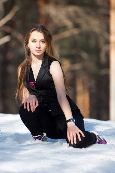 早期的春天中的女孩圖片