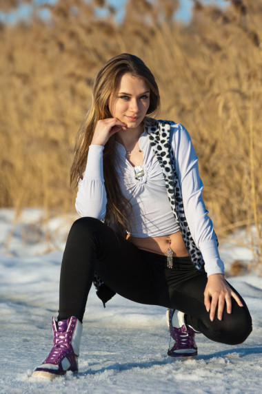 早期的春天中的女孩