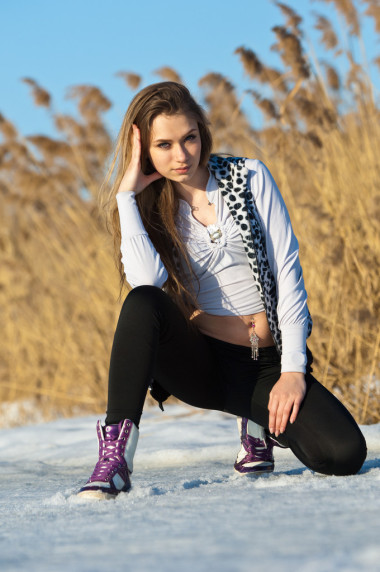 早期的春天中的女孩