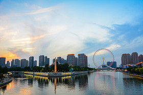 天津摩天轮，天津的眼睛在黄昏时分前一夜的城市景