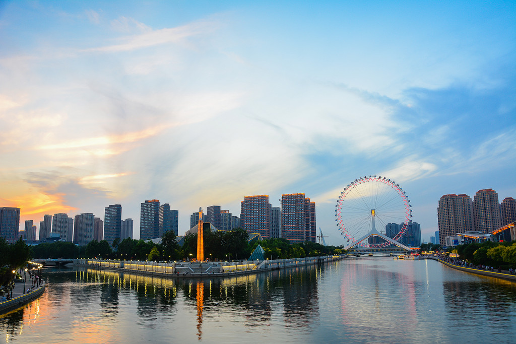 天津摩天轮，天津的眼睛在黄昏时分前一夜的城市景