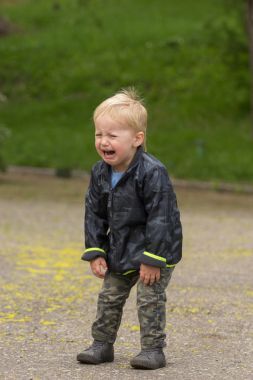 孩子很大聲地哭照片