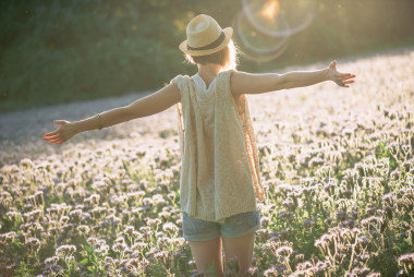 享受-自由幸福的女人，欣賞日落。美麗的女人用享受和平，寧?kù)o自然的伸開(kāi)雙臂擁抱金色陽(yáng)光落日的余暉