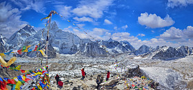 登上珠穆朗玛峰和努与佛教经幡从卡拉 patthar 视图