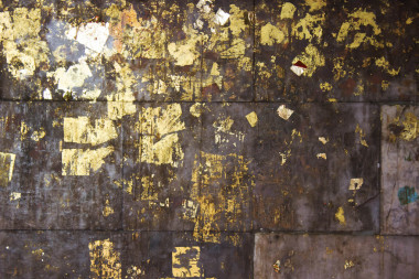 金色的葉子在老墻上紋理背景圖片