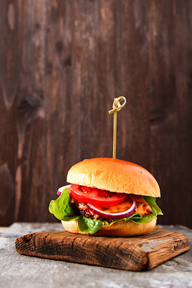 美味新鲜自制汉堡配辣番茄酱和牛肉