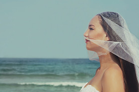 在海岸的婚纱的新娘照片