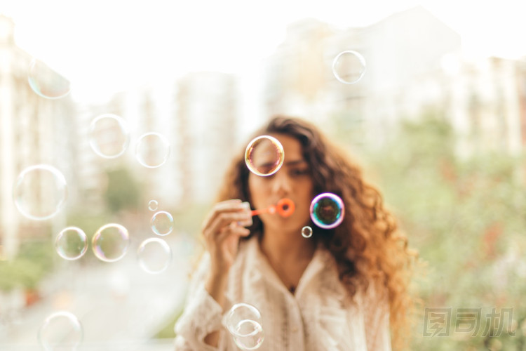 女孩玩的氣泡