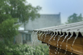 大雨从屋顶流下来照片