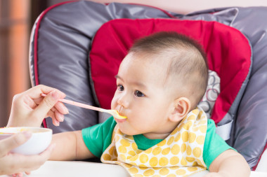母親給她的孩子喂嬰兒食