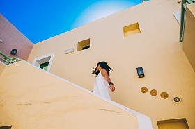 女孩走在楼梯上