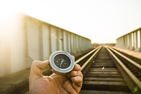 男人握指南针照片