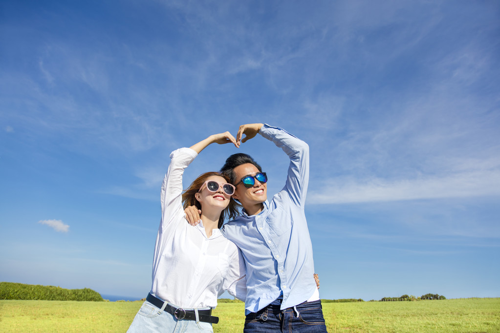 快乐嬉戏小两口形成爱形状 快乐嬉戏小两口形成爱形状