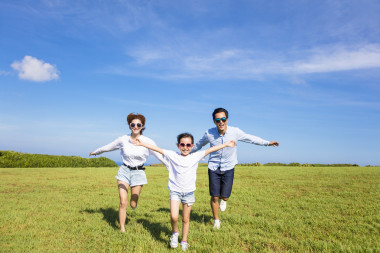 幸福的家庭一起在草地上奔跑图片