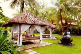 巴厘岛在海滩上按摩檐篷